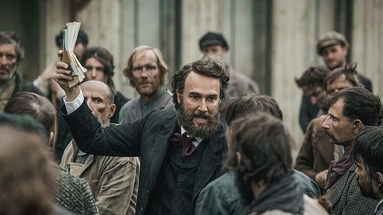 Der Bauunternehmer Louis Favre (Carlos Leal) bietet den zahllosen Arbeitern Geld, doch der Einsatz ist h&ouml;chst gef&auml;hrlich.