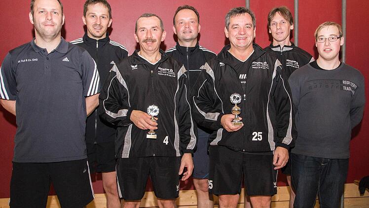 Die Finalisten bei den Herren, von links Martin Achtmann, Marko Fleischmann (beide TSV Prappach), Josef Back (DJK Happertshausen), Jens Hufnagel (TSV Prappach), Wolfgang Hepp, Joachim Hau (beide DJK Happertshausen) und der designierte Pokalspielleiter Tobias Barthelmeß vom TV Zeil.