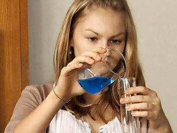 Im letzten Jahr waren die Kulmbacher noch bei "Jugend forscht" dabei. Katrin Kuhmann beispielsweise hatte sich mit der Herstellung von Ölfarben aus Farbpigmenten beschäftigt. Foto: Arciv/Judith Wachter