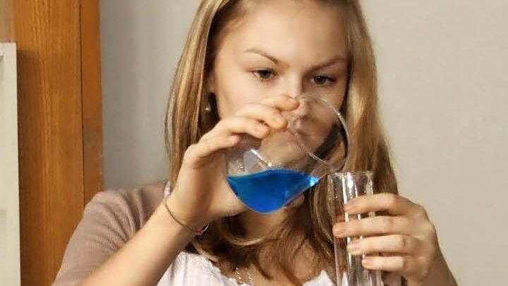 Im letzten Jahr waren die Kulmbacher noch bei "Jugend forscht" dabei. Katrin Kuhmann beispielsweise hatte sich mit der Herstellung von Ölfarben aus Farbpigmenten beschäftigt. Foto: Arciv/Judith Wachter