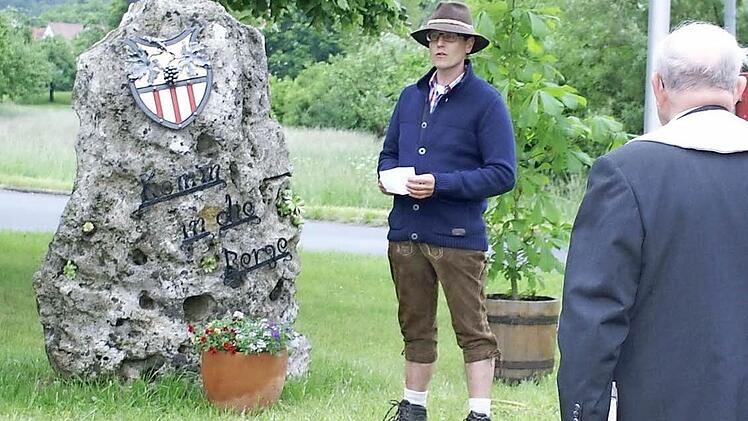 Johannes Krumm vor dem neuen Begrüßungsstein in Engenthal. Rechts im Bild Pfarrer Anton Hubert Brimer, der die Segnung vornahm. Fotos: Annette Warmuth