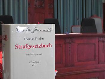 Die Jugendkammer am Landgericht Bayreuth verurteilt einen Kulmbacher Gastwirt, der einen renitenten Gast verprügelt hat, in der Berufungsverhandlung zu einer Geldstrafe von 10.500 Euro.  Foto: Stephan Tiroch