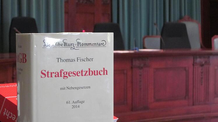 Die Jugendkammer am Landgericht Bayreuth verurteilt einen Kulmbacher Gastwirt, der einen renitenten Gast verprügelt hat, in der Berufungsverhandlung zu einer Geldstrafe von 10.500 Euro.  Foto: Stephan Tiroch