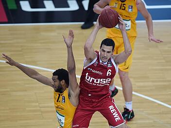 Im Schlussviertel behielt Bambergs Routinier Nikos Zises (mit Ball/hier gegen Nick Russell) kühlen Kopf und zog den Tigers mit seinen 16 Punkten eiskalt den Zahn. Foto: Markus Ulmer