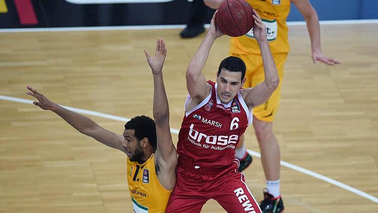 Im Schlussviertel behielt Bambergs Routinier Nikos Zises (mit Ball/hier gegen Nick Russell) kühlen Kopf und zog den Tigers mit seinen 16 Punkten eiskalt den Zahn. Foto: Markus Ulmer