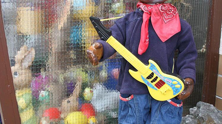 Der Osterhase mit der gelben Gitarre ist über einen Meter groß. Foto: Sonja Adam
