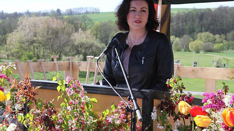 Das Staatliche Bauamt Bayreuth hat sich zum offiziellen Spatenstich selbst übertroffen und mitten auf der Baustelle ein Fest-Ambiente mit blumengeschmückten Gabionen geschaffen: Dorothee Bär freute sich über das schöne Ambiente. Foto: Sonny Adam