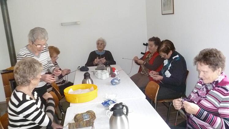 Wie soll das ehemalige Forsthaus genutzt werden. Diese Frage stellte sich dem Gemeinderat. Eine Vision ist ein Hausbrauermuseum bzw. Ausstellungsraum. Schon jetzt genutzt wird das Erdgeschoss als Strickcafe und Schafkopfraum. Bei der Dorfweihnacht war das Haus ebenfalls eingebunden  Foto: Philipp Bauernschubert