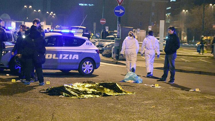 Italienische Polizeibeamte sichern am 23.12.2016 in Mailand Spuren, nachdem der europaweit gesuchte mutma&szlig;liche Attent&auml;ter von Berlin, Anis Amri, bei einem Schusswechsel mit der Polizei get&ouml;tet wurde. Bei einem Anschlag mit einem Lastwagen auf einen Weihnachtsmarkt in Berlin waren mindestens zw&ouml;lf Menschen get&ouml;tet und rund 50 verletzt worden. Foto: Daniele Bennati/B&V/dpa