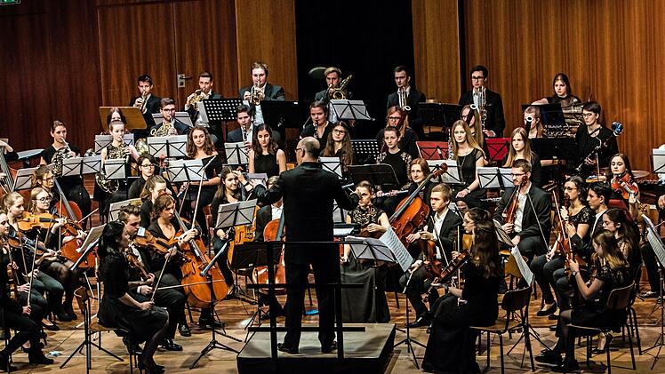 Das Jugendsymphonieorchester Oberfranken unter Leitung von Till Fabian Weser beeindruckte das Publikum im Coburger Kongresshaus mit begeisterndem Musizieren.Foto: Jochen Berger