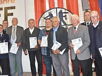 Ehrungen für langjährige Mitgliedschaft zur FF Burggrub. Die Jubilare werden umrahmt von Landrat Klaus Löffler (links) und Schirmherrn und Bürgermeister Rainer Detsch (rechts) sowie Vorstandschaft und Kommandantur der FF Burggrub.