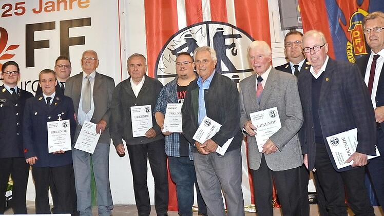 Ehrungen für langjährige Mitgliedschaft zur FF Burggrub. Die Jubilare werden umrahmt von Landrat Klaus Löffler (links) und Schirmherrn und Bürgermeister Rainer Detsch (rechts) sowie Vorstandschaft und Kommandantur der FF Burggrub.