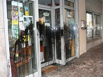 Der Mehrzweckraum des studentischen Vereins Asta Bamberg im Balthasargäßchen war bereits mehrfach Ziel von rechtsextremen Schmierereien und Sachbeschädigungen. Nun kritisiert der Verein, dass die Justiz  noch immer nicht vier Neonazis wegen eines mutmaßlichen Sprengstoff-Anschlags  verurteilt hat. Foto: Kubach/Archiv