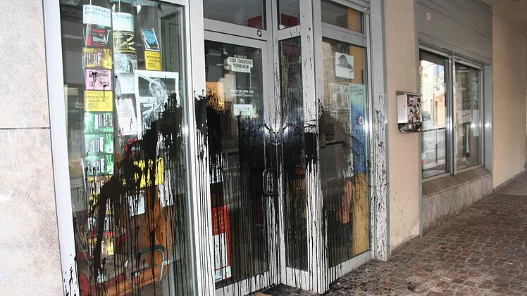 Der Mehrzweckraum des studentischen Vereins Asta Bamberg im Balthasargäßchen war bereits mehrfach Ziel von rechtsextremen Schmierereien und Sachbeschädigungen. Nun kritisiert der Verein, dass die Justiz  noch immer nicht vier Neonazis wegen eines mutmaßlichen Sprengstoff-Anschlags  verurteilt hat. Foto: Kubach/Archiv