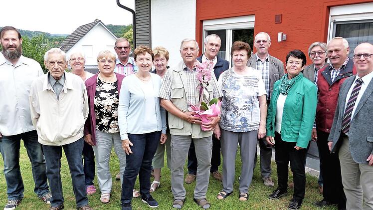 An seinem 80. Geburtstag nahm Werner Beschnitt zahlreiche Glückwünsche entgegen. Unser Bild zeigt ihn (mit Geschenk) mit seiner Ehefrau Gisela (rechts daneben) inmitten der Gratulanten.  Foto: Werner Reißaus