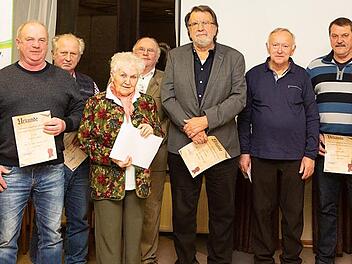 Ehrungen bei der Siedlergemeinschaft Himmelkron: (von links) Hartmut Richter, Dritter Bürgermeister Peter Aßmann, Bernd Hirschmann, Gerhard Weiss, Eleonore Karl, Vorsitzender Manfred Friedrich, Dieter Hornfeck, Gottfried Huber, Hartmut Geißler, Kassier Klaus Bächer und Bezirksvorsitzender Herbert Röder.  Foto: privat