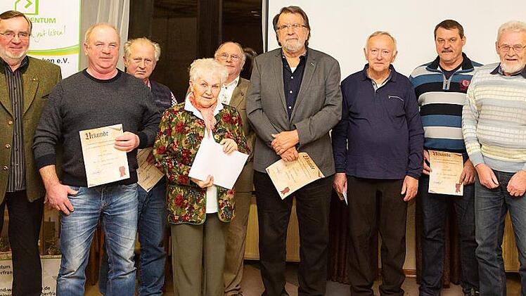 Ehrungen bei der Siedlergemeinschaft Himmelkron: (von links) Hartmut Richter, Dritter Bürgermeister Peter Aßmann, Bernd Hirschmann, Gerhard Weiss, Eleonore Karl, Vorsitzender Manfred Friedrich, Dieter Hornfeck, Gottfried Huber, Hartmut Geißler, Kassier Klaus Bächer und Bezirksvorsitzender Herbert Röder.  Foto: privat