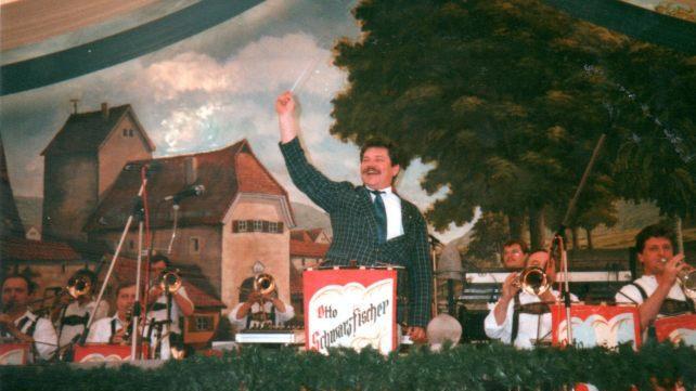 In den 1980ern unternahm der damalige Bürgermeister Hans Rohrmüller (Mitte) eine Reise in seine Heimatstadt Berching. Mehrere hundert Bürger reisten mit. Foto: Archiv Hans Rohrmüller