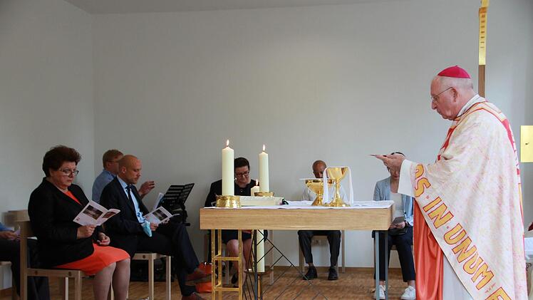 Weihbischof Ulrich Boom segnet die Kapelle. Foto: Benedikt Borst