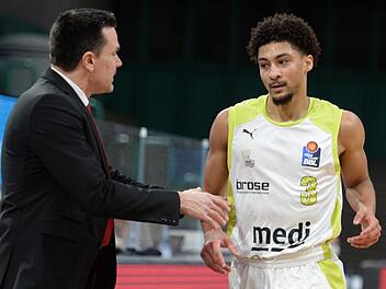 Bayreuths Trainer Raoul Korner (links) wechselt Ryan Woolridge aus, der wie die meisten Medi-Spieler nicht überzeugte.  Foto: Peter Mularczyk