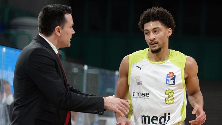 Bayreuths Trainer Raoul Korner (links) wechselt Ryan Woolridge aus, der wie die meisten Medi-Spieler nicht überzeugte.  Foto: Peter Mularczyk