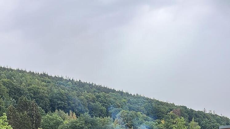 Rauchschwaden aus den Sinteröfen sind immer wieder über der Stadt zu sehen. Foto: Redaktion bekannt