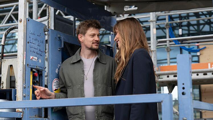 Die Grafikdesignerin Hannah Wagner (Sophie Pfennigstorf) und der Bauunternehmer Rick Spoery (Helgi Schmid) sind ein verliebtes Paar.