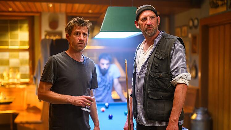 Halb Leer ist am Abend vor dem Mord in derselben Kneipe, wie es scheint. Auch Henk Cassens (Maxim Mehmet, links) und sein Kumpel Troje (Volker Wackermann) sind vor Ort. Die Laune ist gut - bis Troje auf einen alten Bekannten trifft, den Kapit&auml;n Scott Farman. Es kommt zur Schl&auml;gerei - am n&auml;chsten Tag ist Farman tot ...