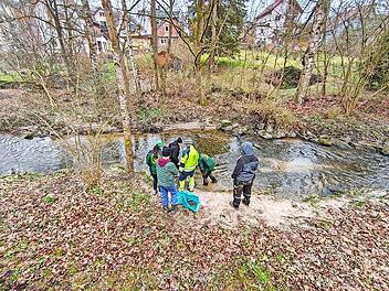 In kleinen Gruppen suchten die Helfer nach M&uuml;ll am Lauf der R&ouml;den.