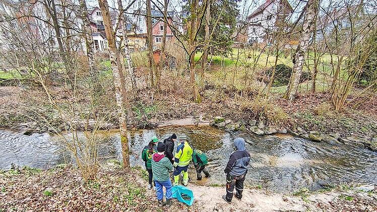 In kleinen Gruppen suchten die Helfer nach M&uuml;ll am Lauf der R&ouml;den.