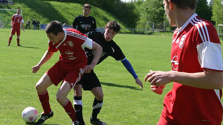 Elflein (rotes) Trikot vom TV Ebern behauptet sich gegen Knöffel am Ball.