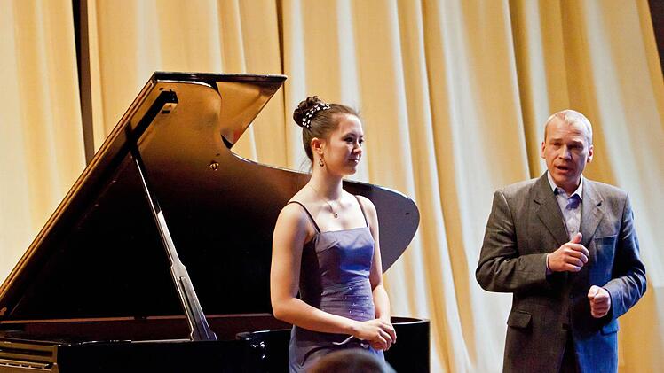 Nina Scheidmantel beeindruckte das Publikum in der Aula des Casimirianums mit einem höchst anspruchsvollen Programm. Rechts: Ingolf Roßmann, Vorsitzender der "Deutschen Johann Strauss Gesellschaft." Foto: Jochen Berger