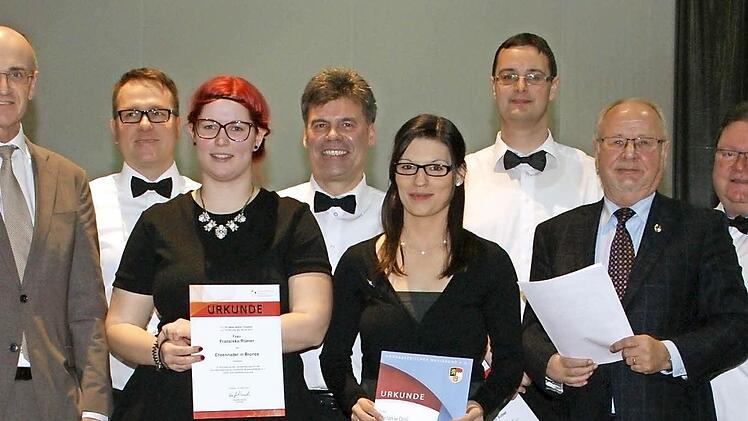 Die Geehrten des Musikvereins Dankenfeld mit dem Vorsitzenden Berthold Graser, dem Vizepräsidenten des Nordbayerischen Musikbundes, Werner Höhn (von rechts), sowie Landrat Wilhelm Schneider (links).