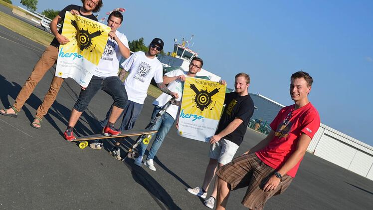 Bei der Pr&auml;sentation waren die Organsisatoren noch guter Dinge, jetzt sind sie angesichts der Wettervorhersage in Schieflage geraten. Die Herzogenauracher Skatenight am Samstag wurde abgesagt. Foto: Bernhard Panzer