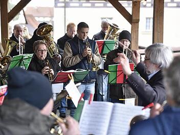 Für das passende musikalische Ambiente sorgte der Posaunenchor aus Königsberg unter Leitung von Wolfgang Fischer auf der Terrasse vor dem "Goldenen Stern". Fotos: Gerold Snater