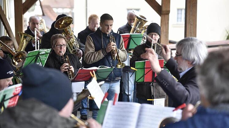 Für das passende musikalische Ambiente sorgte der Posaunenchor aus Königsberg unter Leitung von Wolfgang Fischer auf der Terrasse vor dem "Goldenen Stern". Fotos: Gerold Snater