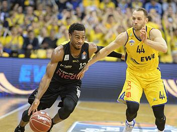 Trey Lewis (links/hier gegen den Oldenburger Vaughn Duggins) war bei der 90:102-Niederlage der Bayreuther im zweiten Spiel mit 25 Punkten bester Werfer seiner Mannschaft. Foto: Peter Mularczyk