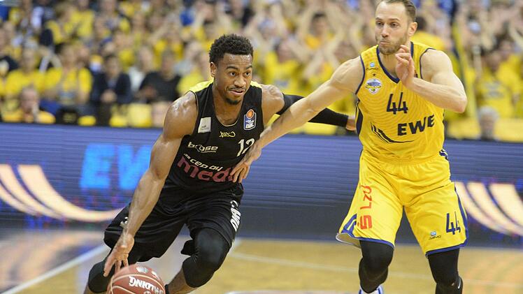 Trey Lewis (links/hier gegen den Oldenburger Vaughn Duggins) war bei der 90:102-Niederlage der Bayreuther im zweiten Spiel mit 25 Punkten bester Werfer seiner Mannschaft. Foto: Peter Mularczyk