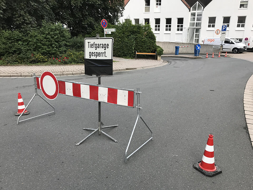Rohrbruch setzt Tiefgarage unter Wasser - THW und Feuerwehr müssen in der Nacht anrücken – Bauarbeiter übernehmen am Morgen die Reinigungsarbeiten – Tiefgarage bleibt für die Öffentlichkeit gesperrt – Ausmaß des Wasserschadens immer noch erkennbar