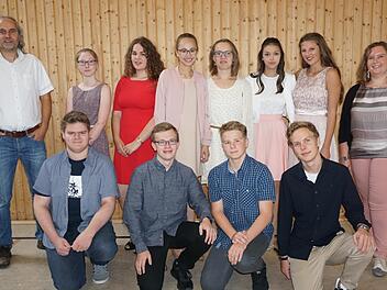 Die Zehntklässler der Montessori-Schule in Sandberg haben die Mittlere Reife erworben.  Foto: Marion Eckert