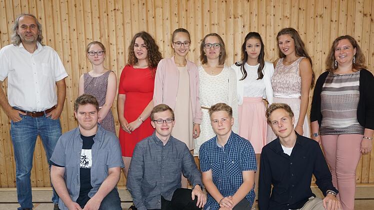 Die Zehntklässler der Montessori-Schule in Sandberg haben die Mittlere Reife erworben.  Foto: Marion Eckert