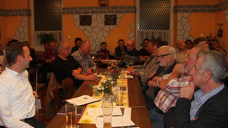 In Mainleus weihnachtet es schon - oder zumindest möchten viele Menschen, dass die Mainleuser Weihnacht in diesem Jahr auf ein neues Fundament gestellt wird. Zum Infotreffen, das der Lenkungsausschuss anberaumt hatte, kamen nicht nur Bürgermeister Robert Bosch, sondern auch Mitglieder des Gemeinderates und Vertreter der Vereine. Auch die umliegenden Vereine hatten Interesse.