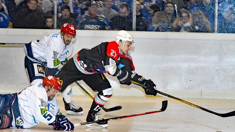 Voller Körpereinsatz: Kissingens Alexei Zaitsev (rechts) macht sich lang, Schweinfurts Andreas Kleider (am Boden) kommt nicht mehr an den Puck.Hopf