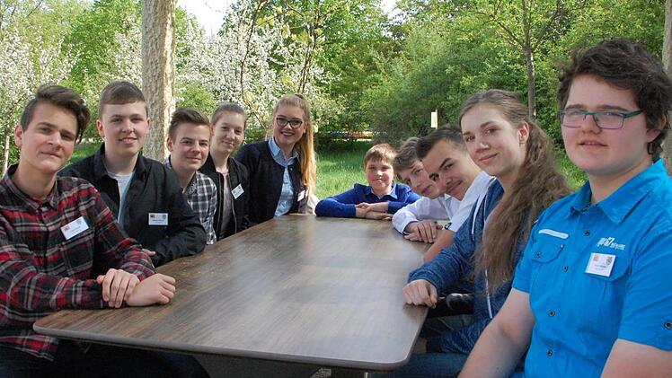 Das Team "Real Apple" (von links): Julius Stapf, Jakob Lehnert, Bastian Weich, Angelina Schramm, Neele Heidl, Leon Wiernarick, Jacob Hartmann, Leon Braunersreuther, Pia Mandlmeier und Simon Beierlein. Foto: Uschi Prawitz