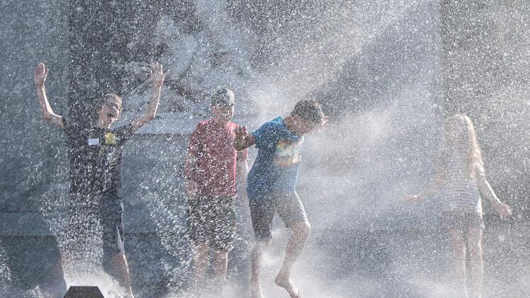 Auf einer mobilen Rutschbahn in N&uuml;rnberg-Langwasser verletzten sich am Dienstagnachmittag  mehrere Kinder. Die Polizeiinspektion N&uuml;rnberg-S&uuml;d sucht Zeugen und weitere Gesch&auml;digte. Symbolfoto: Urs Flueeler/KEYSTONE/dpa
