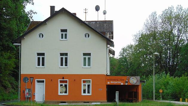 G&auml;hnende Leere am Bahnhofsgeb&auml;ude Gr&auml;fenberg, wo der "G-Punkt" beheimatet war. Foto: Petra Malbrich