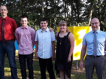 Bei der Entlassfeier der Mittelschule Maßbach ehrten  Rektor Georg Göbel (links) und Klassenlehrer Jörg Breuer (rechts)  die Prüfungsbesten (ab 2.v.l.) Roman Schneider, Max Schubert und Sarah Gerstner.Hartmut Hessel
