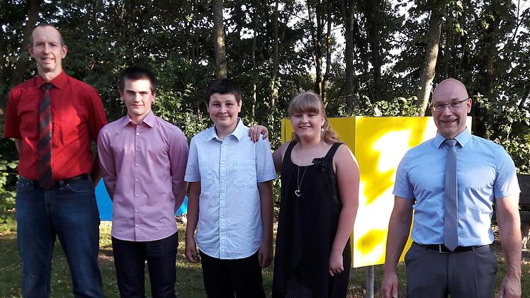 Bei der Entlassfeier der Mittelschule Maßbach ehrten  Rektor Georg Göbel (links) und Klassenlehrer Jörg Breuer (rechts)  die Prüfungsbesten (ab 2.v.l.) Roman Schneider, Max Schubert und Sarah Gerstner.Hartmut Hessel