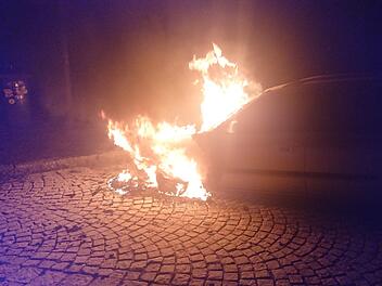 Feuer neben A3: In der Nacht auf Sonntag brannte das erste Auto auf dem Autobahn-Parkplatz "Weißer Graben". Foto: Feuerwehr Heroldsberg