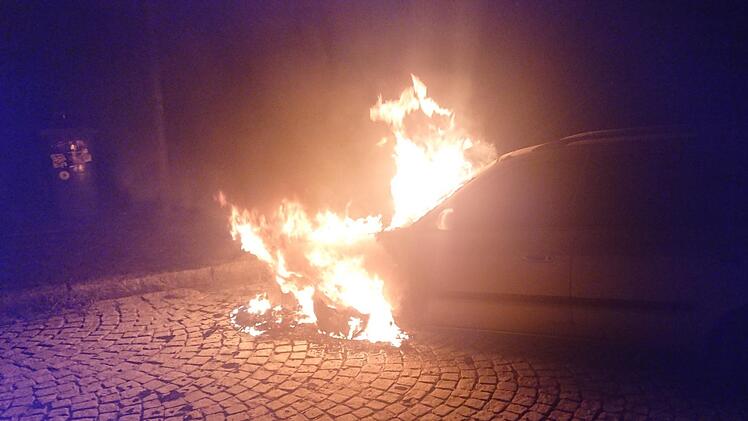 Feuer neben A3: In der Nacht auf Sonntag brannte das erste Auto auf dem Autobahn-Parkplatz "Weißer Graben". Foto: Feuerwehr Heroldsberg